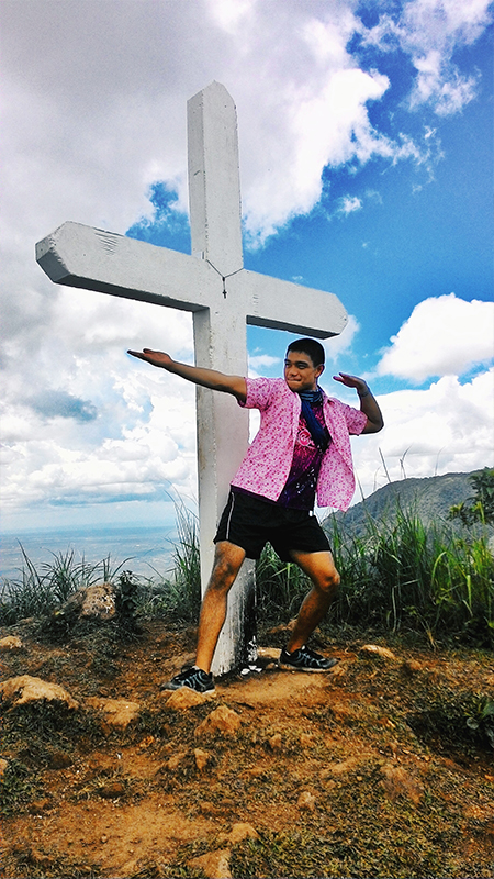 The traveling pink polo reaches Mt. Manabu!