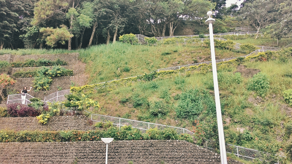 The way up from the facade to the cross.
