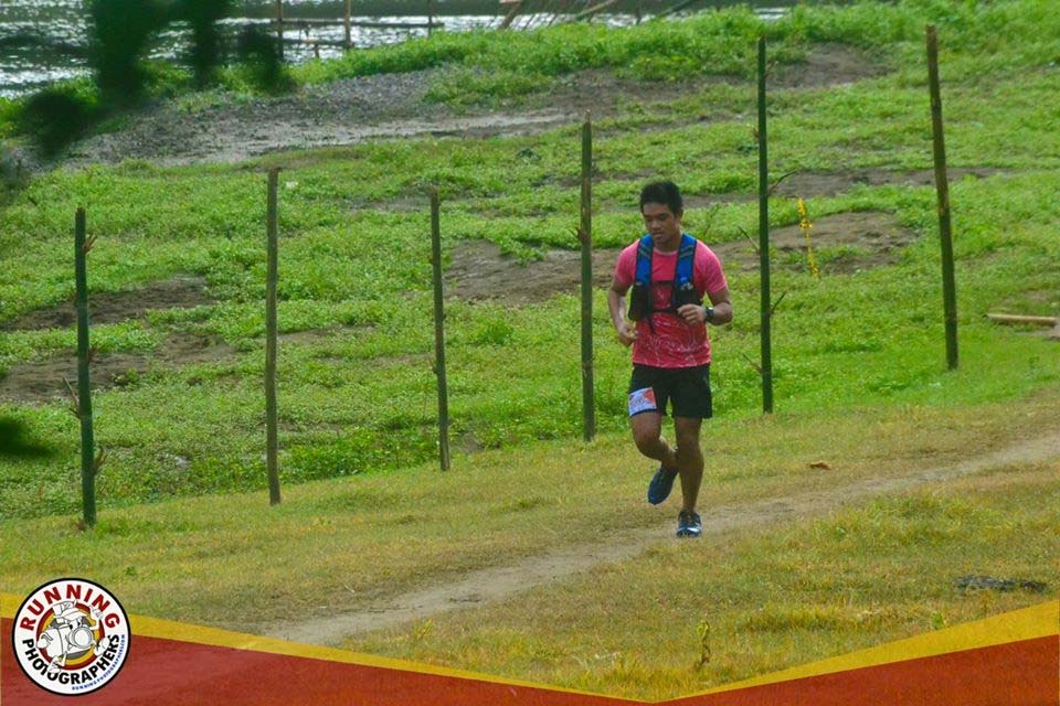 Haggard running towards the aid station || Photo by Running Photographers
